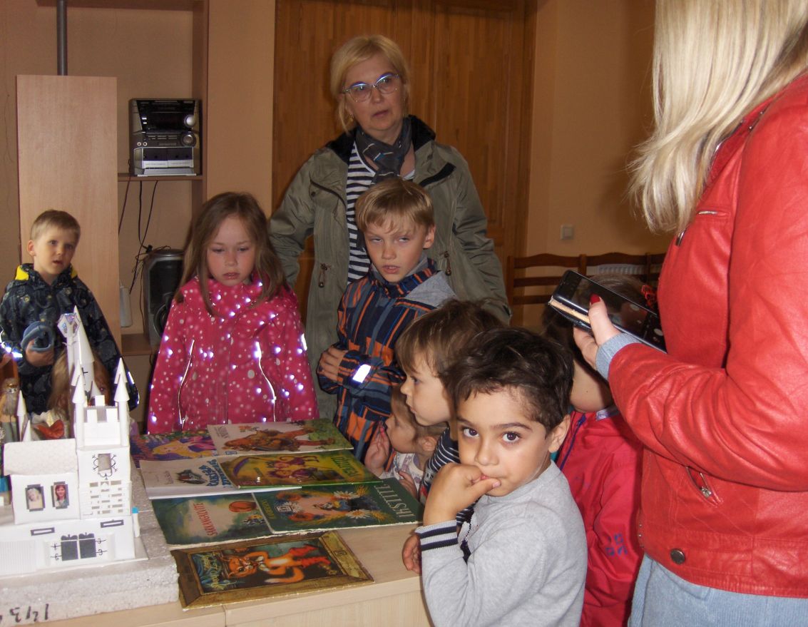 Bārbeles skolas "Saknes un spārni" bērnu dārza grupiņas ekskursijas bibliotēkā