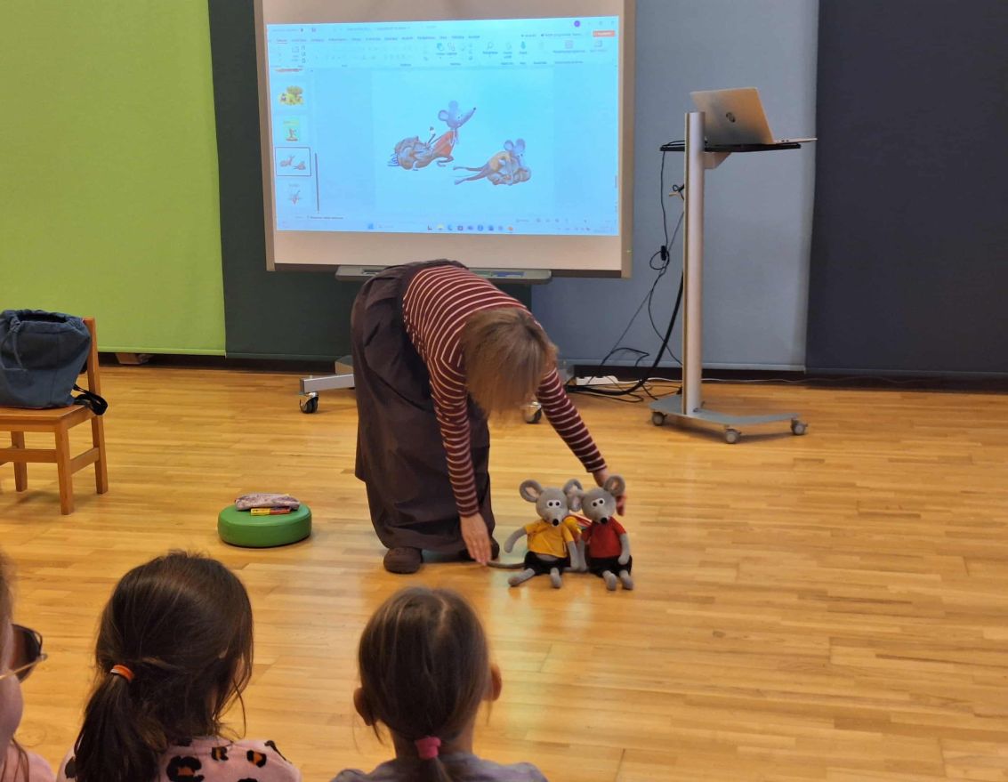 Tik&scaron;anās ar bērnu grāmatu autori Eviju Gulbi