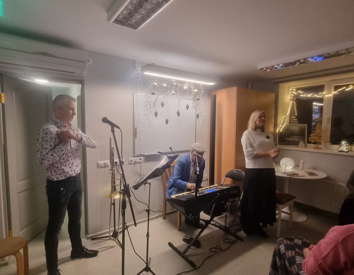 Literāri muzikāla tik&scaron;anās Ziemassvētku noskaņās ar Lindu Tīmani, Kasparu Tīmani un Normundu Jaku&scaron;onoku