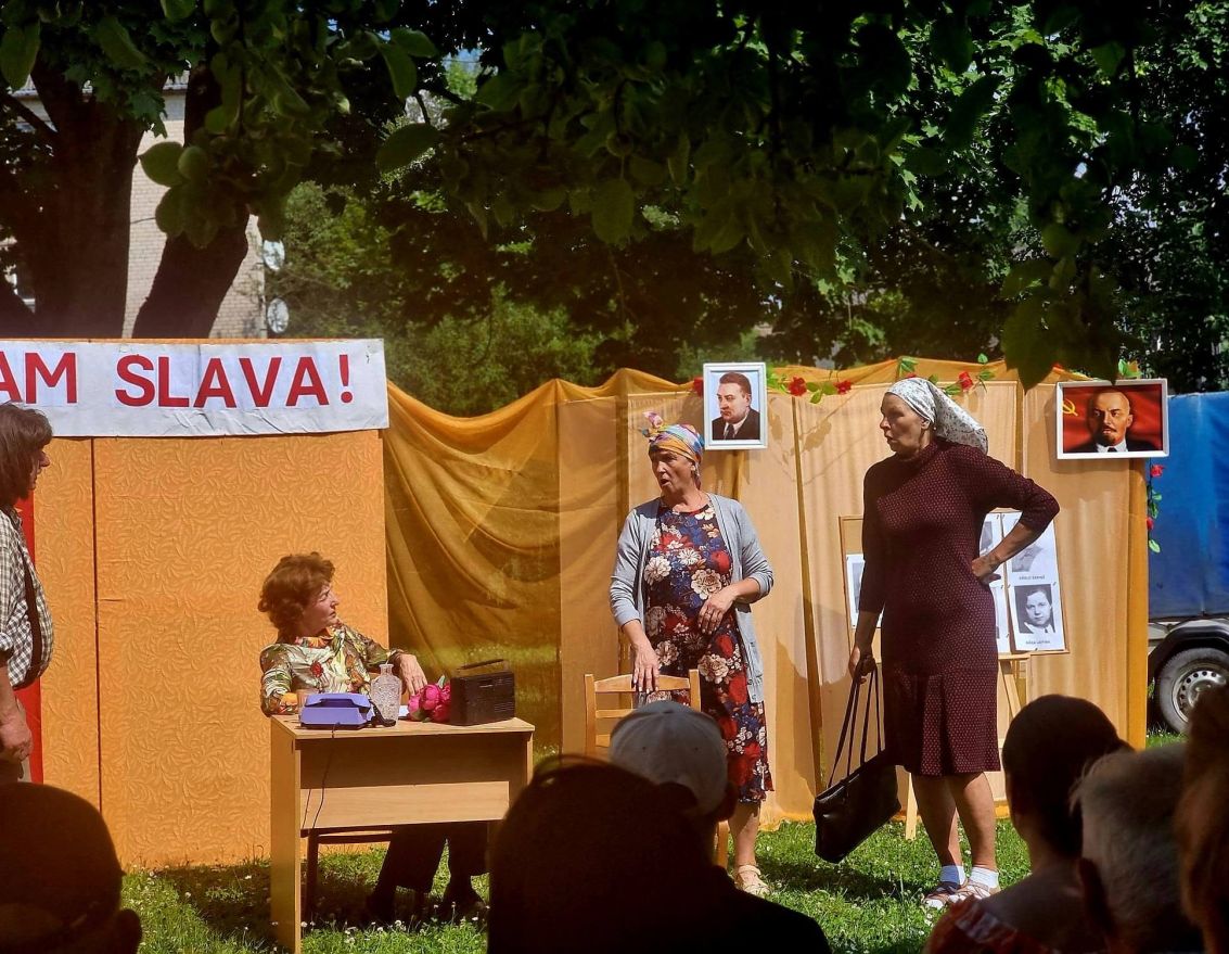 Noskatīta Vecumnieku amamtierteātra "Vecmuiža" izrāde "Tās kartupeļu kastes..."