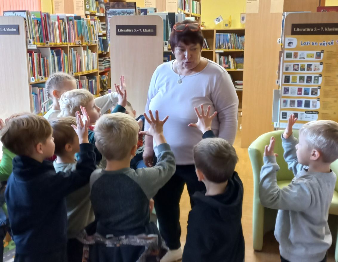 Grupa "Ziediņi" iepazīst bibliotēku