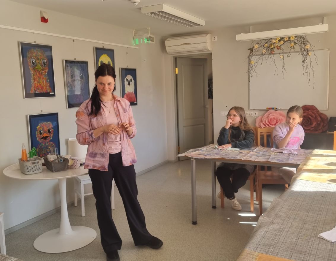 Krāsainu zeķu batiko&scaron;anas nodarbība bērniem