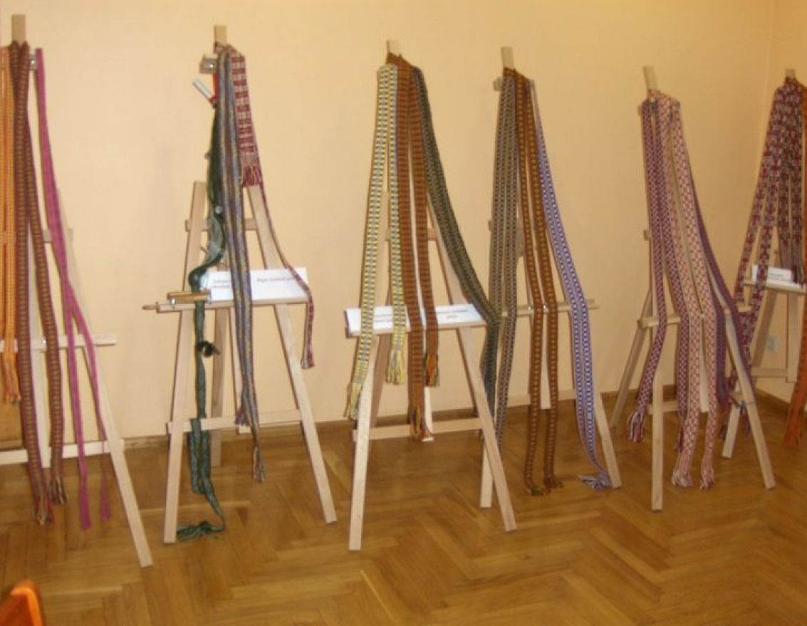 Rokdarbu izstādē "Celaines, ziedainās un rakstainās jostas"