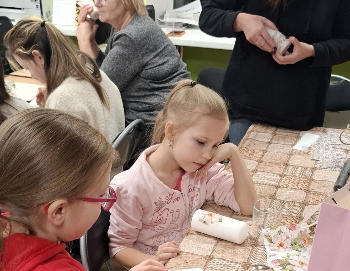 Sveču mēnesim veltīta rado&scaron;ā darbnīca