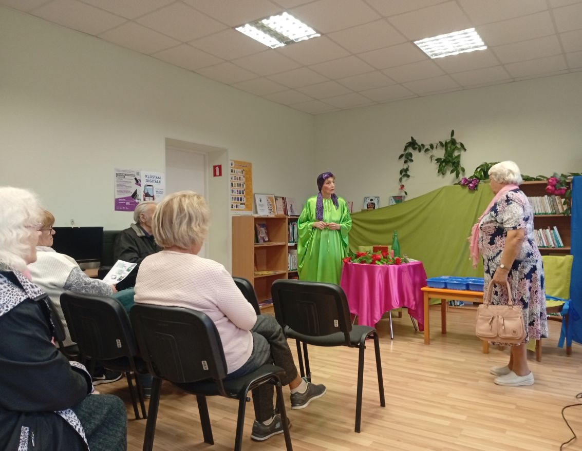 Noskatīta Vecumnieku amatierteātra "Vecmuiža" izrāde "Dārgumi"