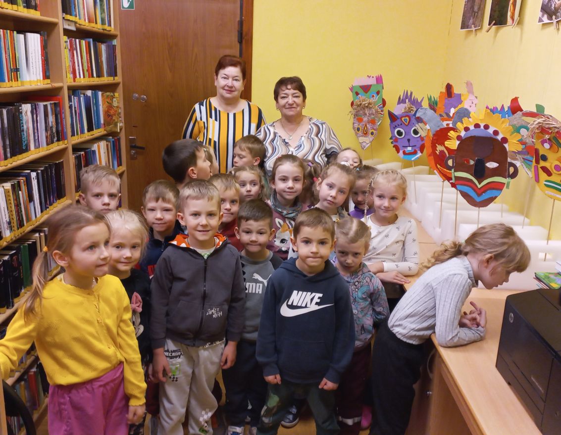 Pirmsskolnieki Bibliotēku nedēļā iepazīst Iecavas bērnu bibliotēku