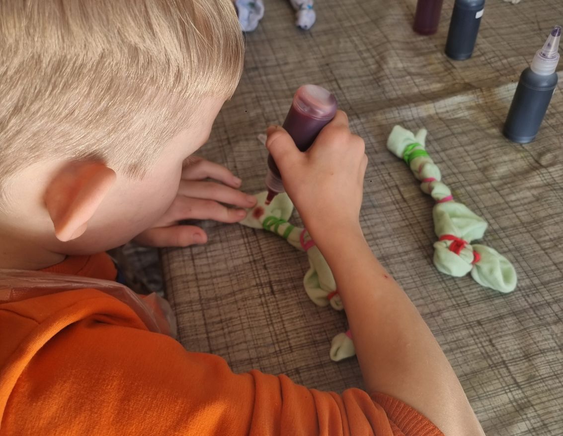 Krāsainu zeķu batiko&scaron;anas nodarbība bērniem