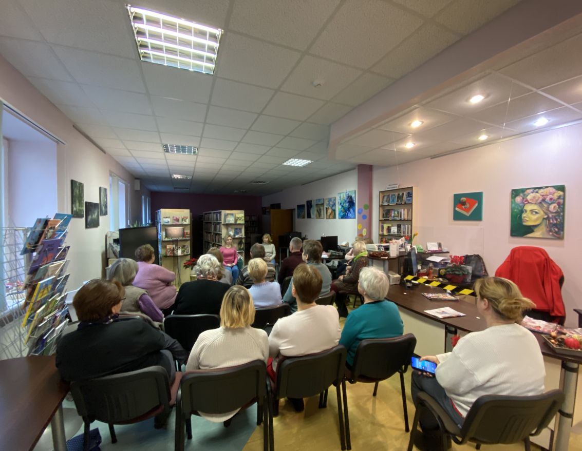 Tik&scaron;anās ar rakstnieci Andru Ru&scaron;mani-Vēju Codes bibliotēkā