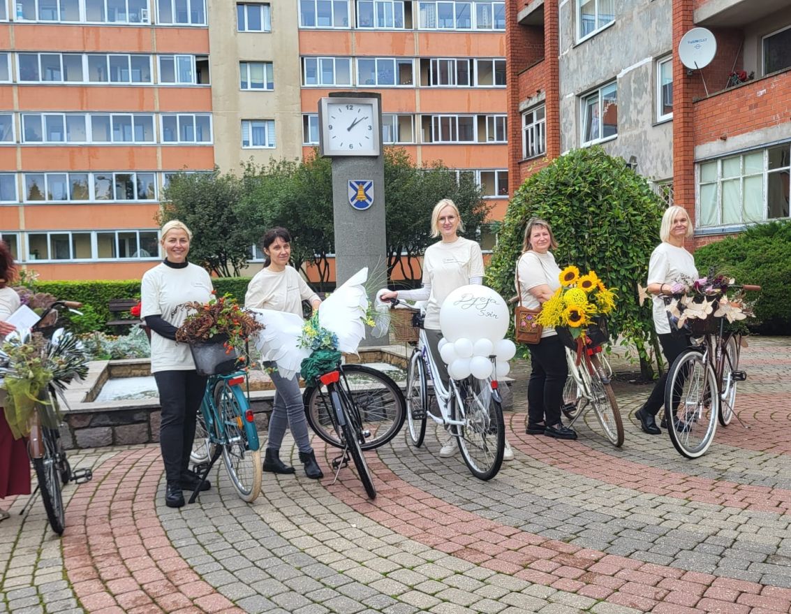 Dzejas dienu zibakcija Iecavas pilsētas ielās "VeloDzeja"