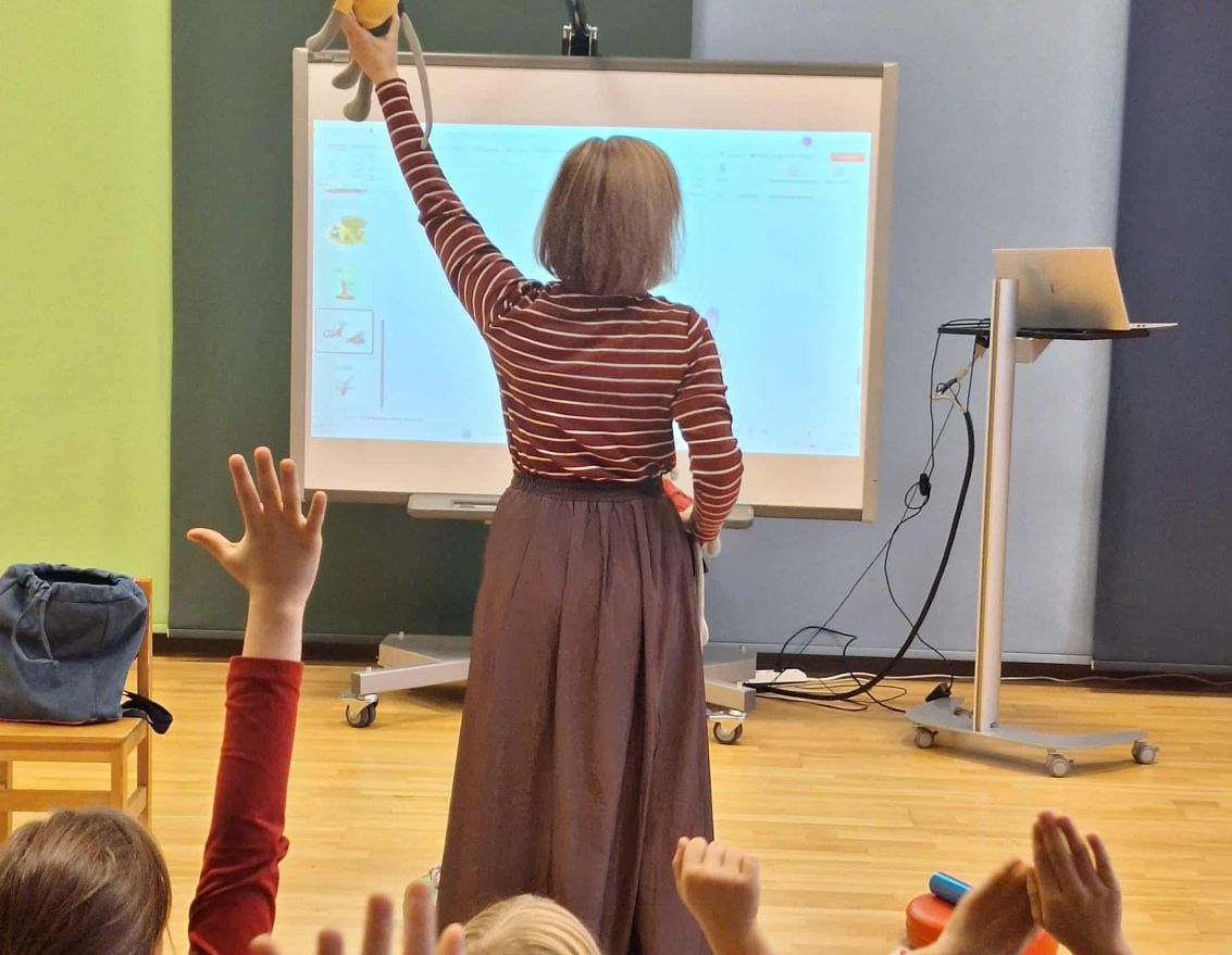 Tik&scaron;anās ar bērnu grāmatu autori Eviju Gulbi