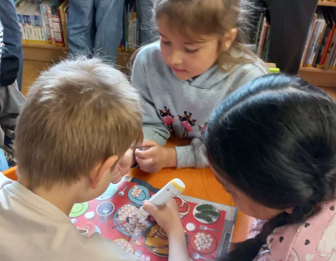 Pirmklasnieki iepazīst Iecavas bērnu bibliotēku