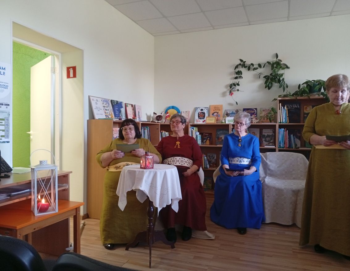 Valles amatierteātra "Briedī&scaron;i" izrāde Beibežu bibliotēkā