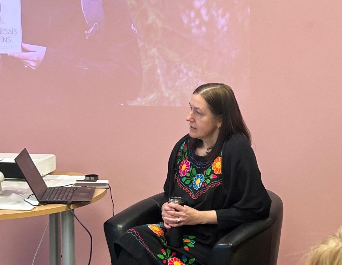 Aizvadīta tik&scaron;anās ar ceļotāju un rakstnieci Zani Eniņu