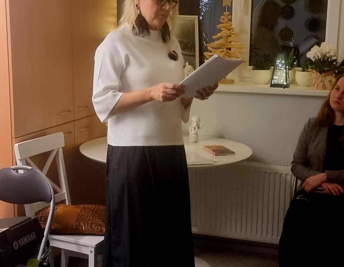 Literāri muzikāla tik&scaron;anās Ziemassvētku noskaņās ar Lindu Tīmani, Kasparu Tīmani un Normundu Jaku&scaron;onoku