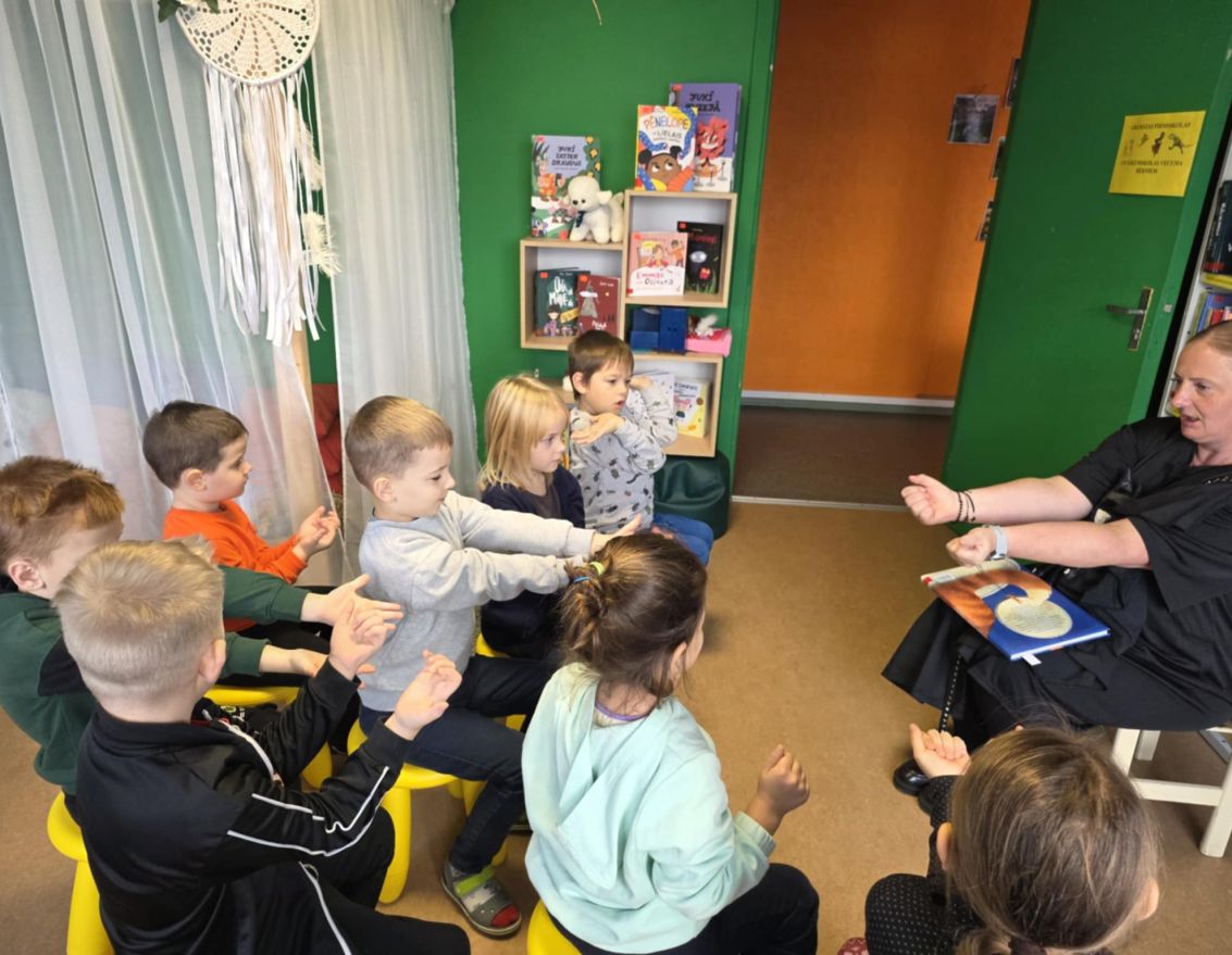 Ikmēne&scaron;a bibliotēkas stunda pirmsskolas vecuma bērniem