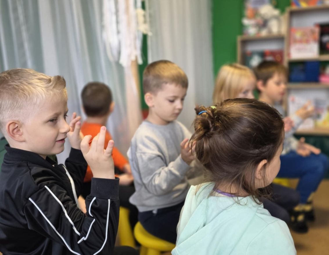 Ikmēne&scaron;a bibliotēkas stunda pirmsskolas vecuma bērniem