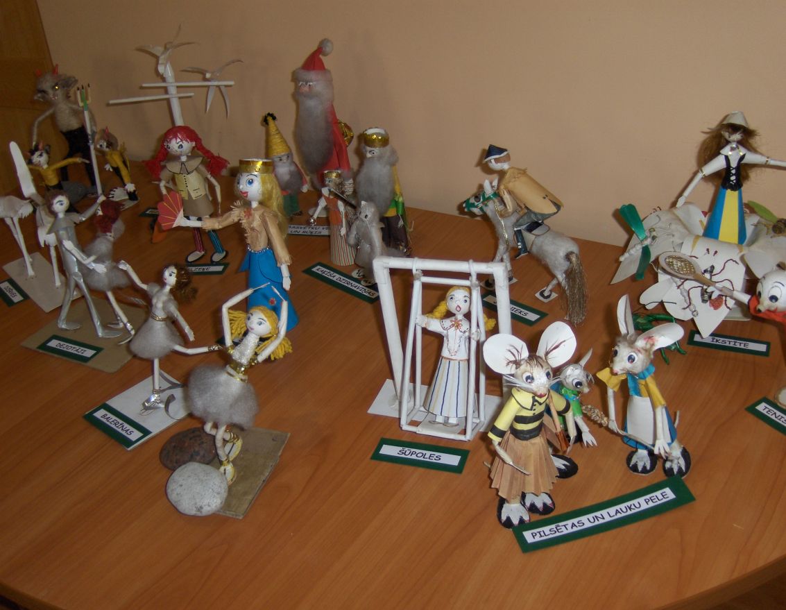 Izstāde Bārbeles bibliotēkā "Papīra lapas pārvērtību pasaulē"