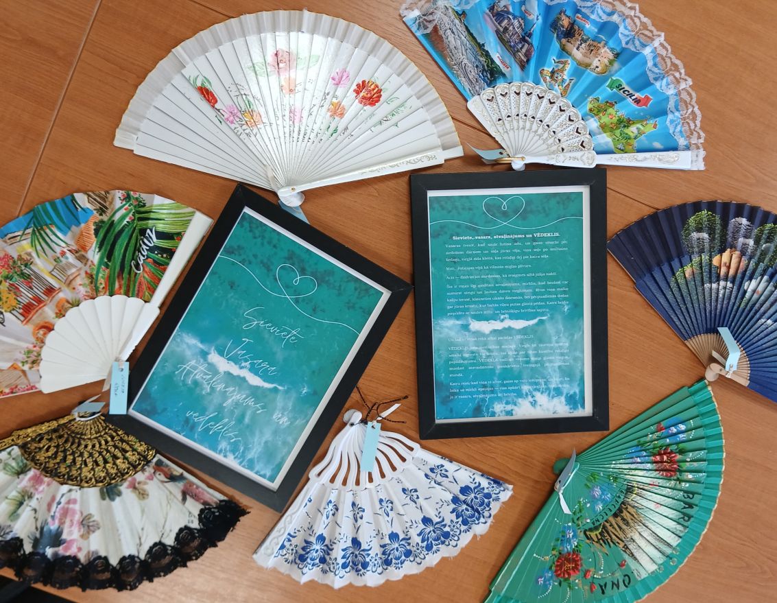 Izstāde bibliotēkā. Sieviete. Vasara. Atvaļinājums un VĒDEKLIS