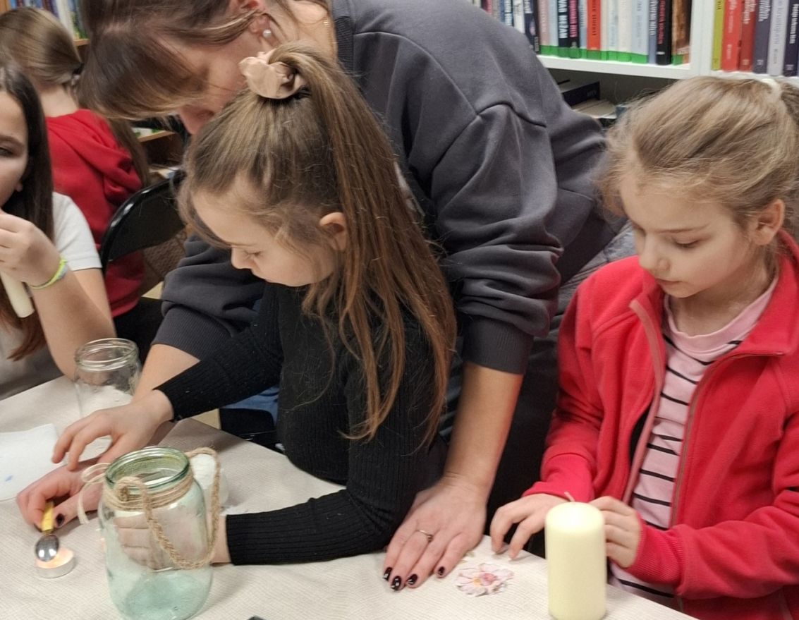 Sveču mēnesim veltīta rado&scaron;ā darbnīca