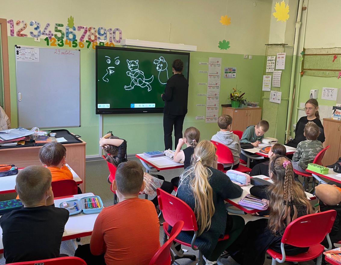 Aizvadīta tik&scaron;anās ar grāmatu autori un ilustratori Agiju Staku