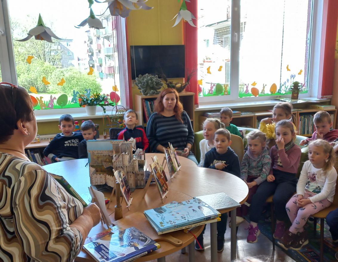 Pirmsskolnieki Bibliotēku nedēļā iepazīst Iecavas bērnu bibliotēku