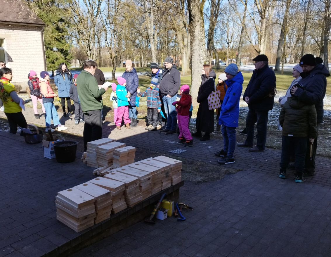"Sagaidām mājas strazdus kopā ar Līdaku!" Putnu būru gatavo&scaron;ana strazdiem Ingmāra Līdakas vadībā