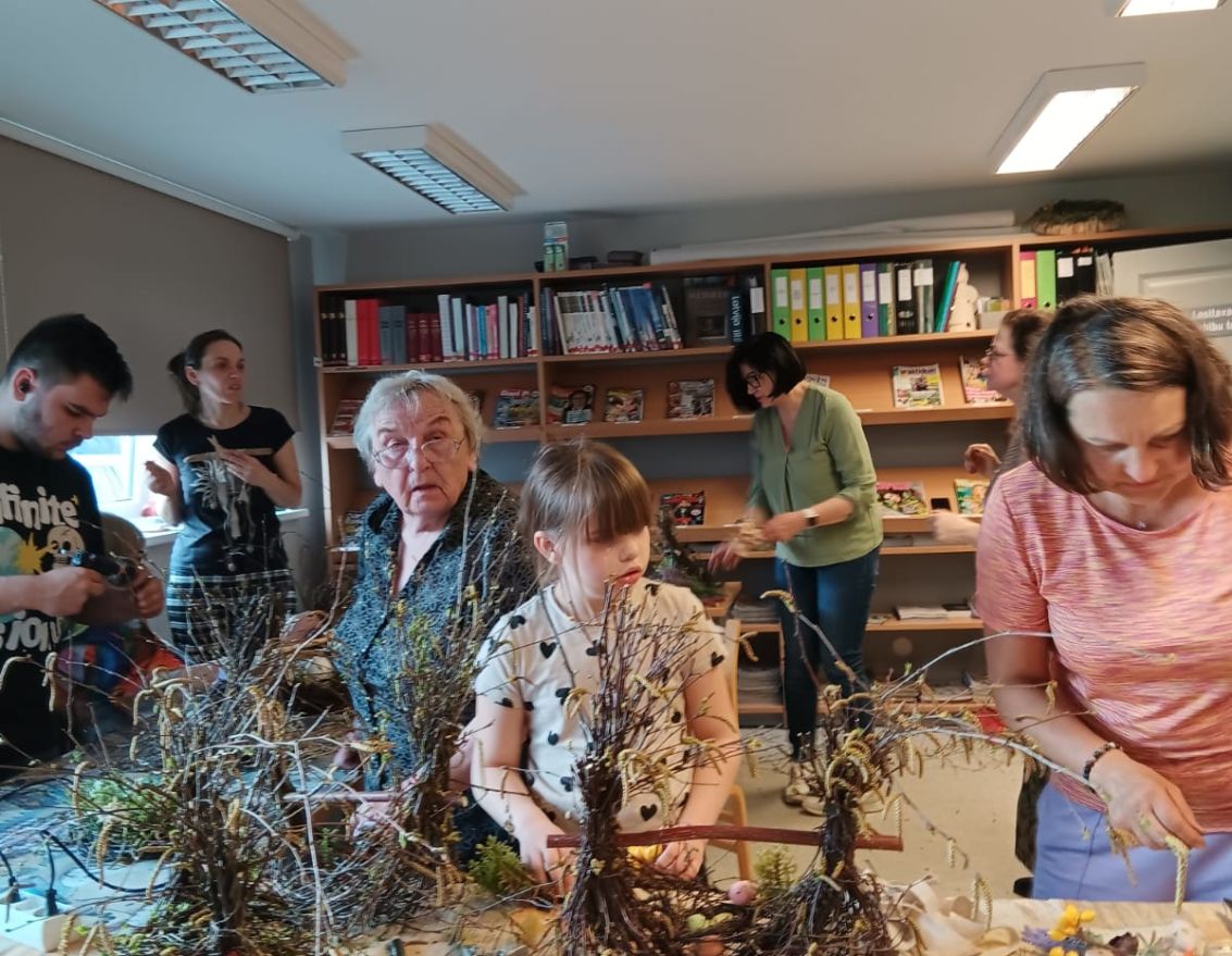 Lieldienu dekora veido&scaron;anas nodarbība Zorģu bibliotēkā