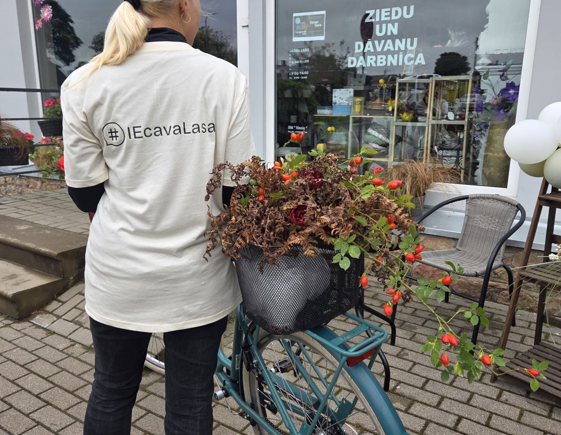 Dzejas dienu zibakcija Iecavas pilsētas ielās "VeloDzeja"