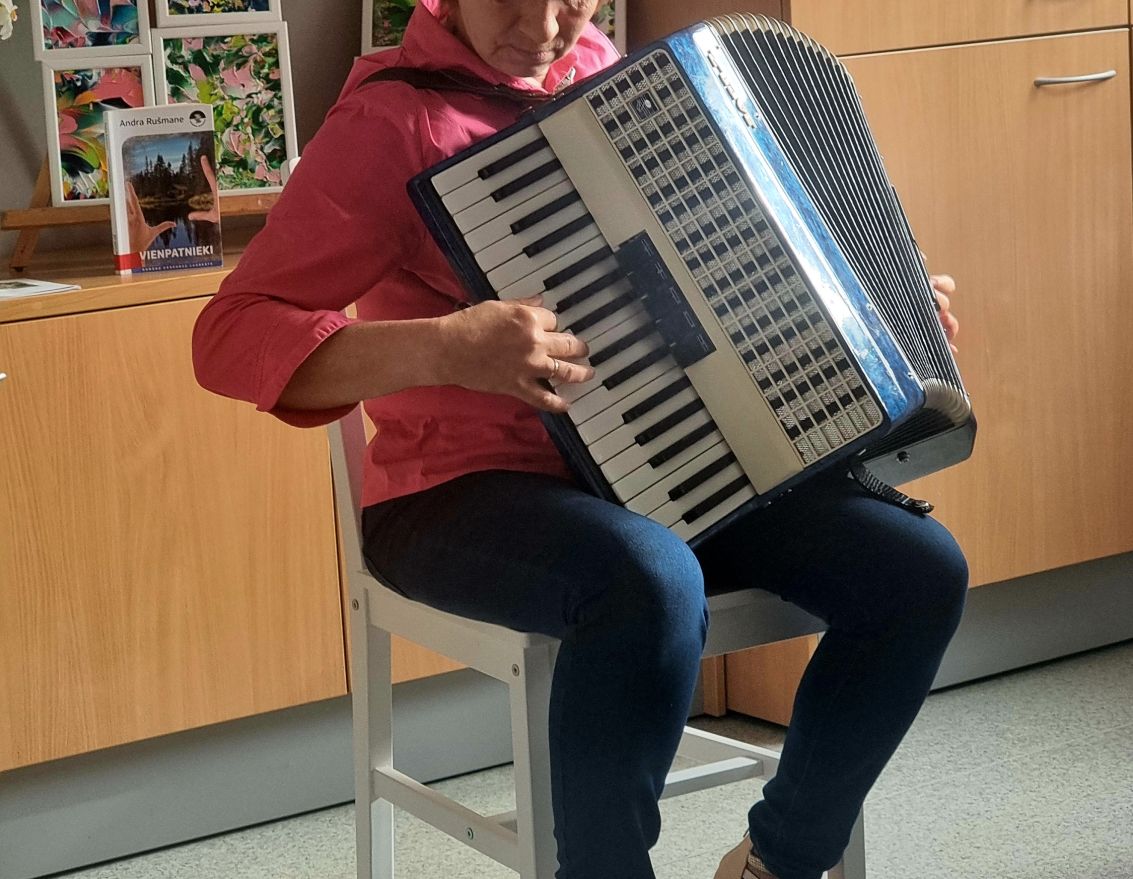 Tik&scaron;anās ar vietējo rakstnieci Andru Ru&scaron;mani-Vēju