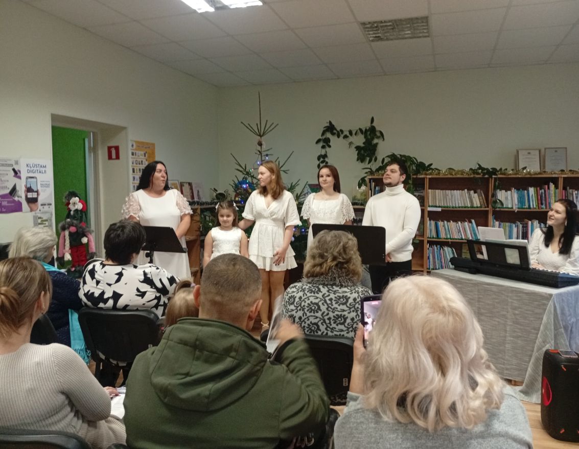 Literāri muzikāla pēcpusdiena "Ziemassvētku noskaņās".