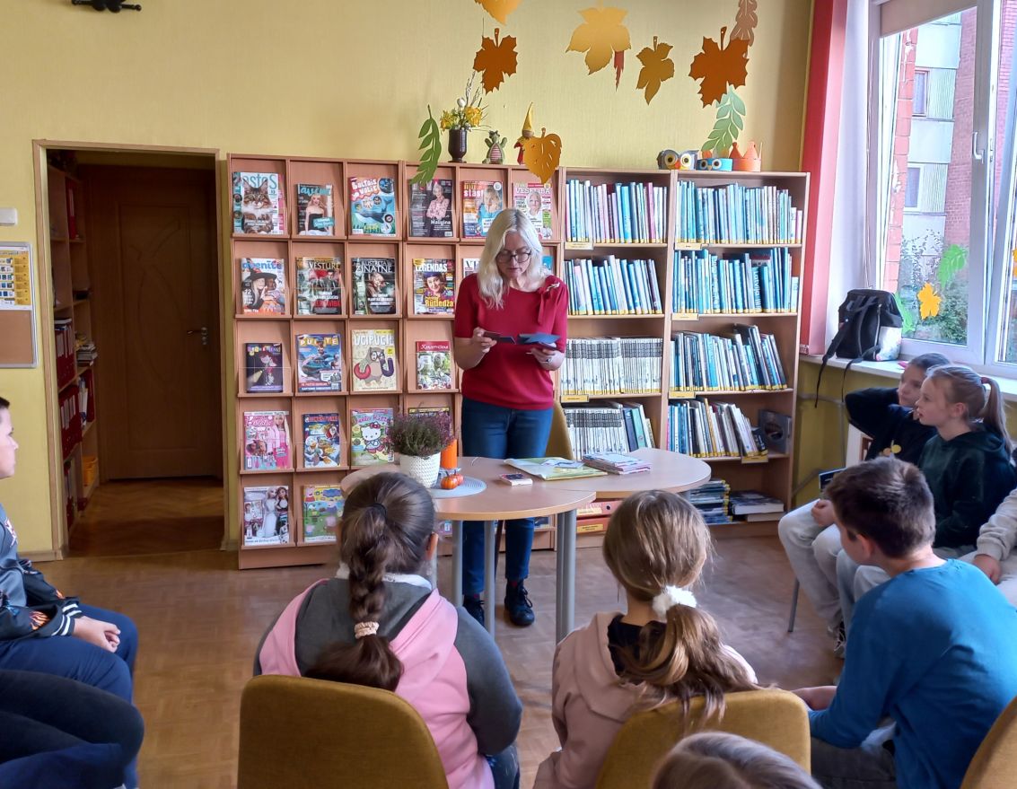Aizvadīta tik&scaron;anās ar dzejnieci Ievu Samausku