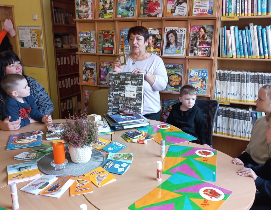 Grupa "Ziediņi" iepazīst bibliotēku