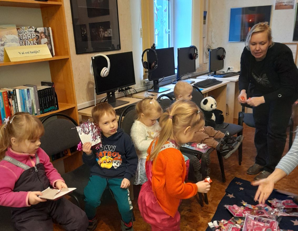 Pasaku rīts "Pasaka man pasaka" Vecsaules PII "Saulespuķītes"