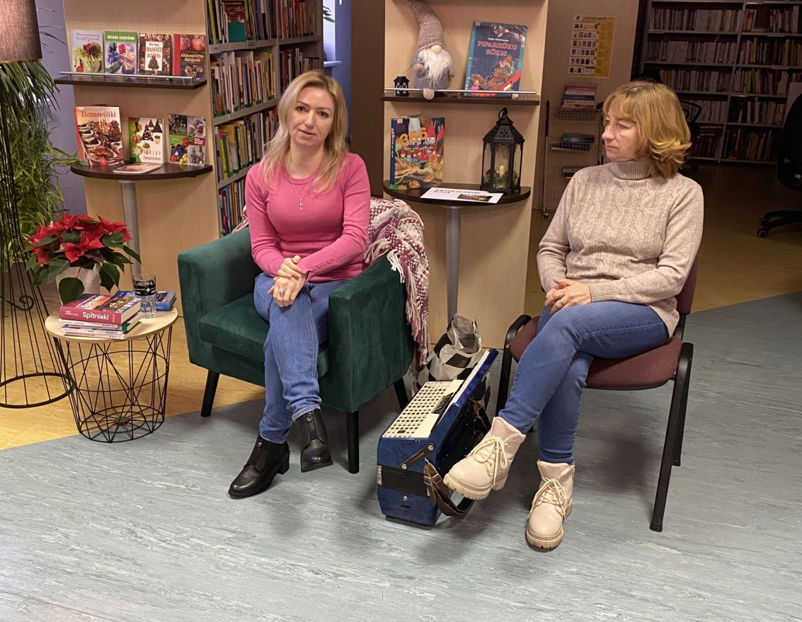 Tik&scaron;anās ar rakstnieci Andru Ru&scaron;mani-Vēju Codes bibliotēkā