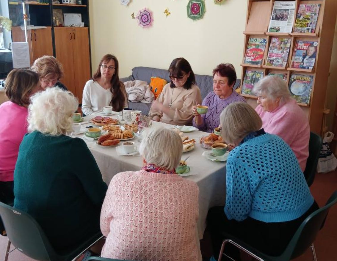 Aizvadīta saulainie&scaron;u tik&scaron;anās ar sociālā centra speciālistēm