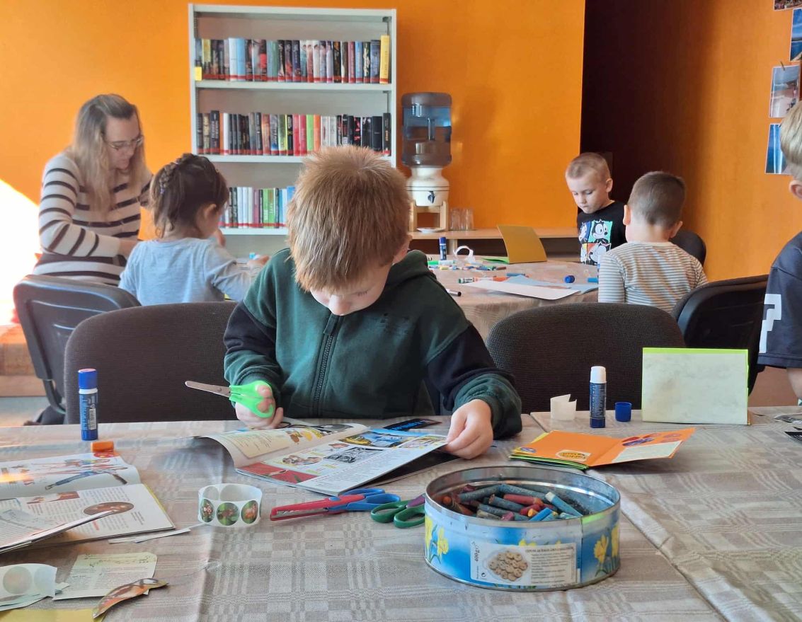 Bērni gatavo grāmatas par godu "Latvijas grāmatai 500"