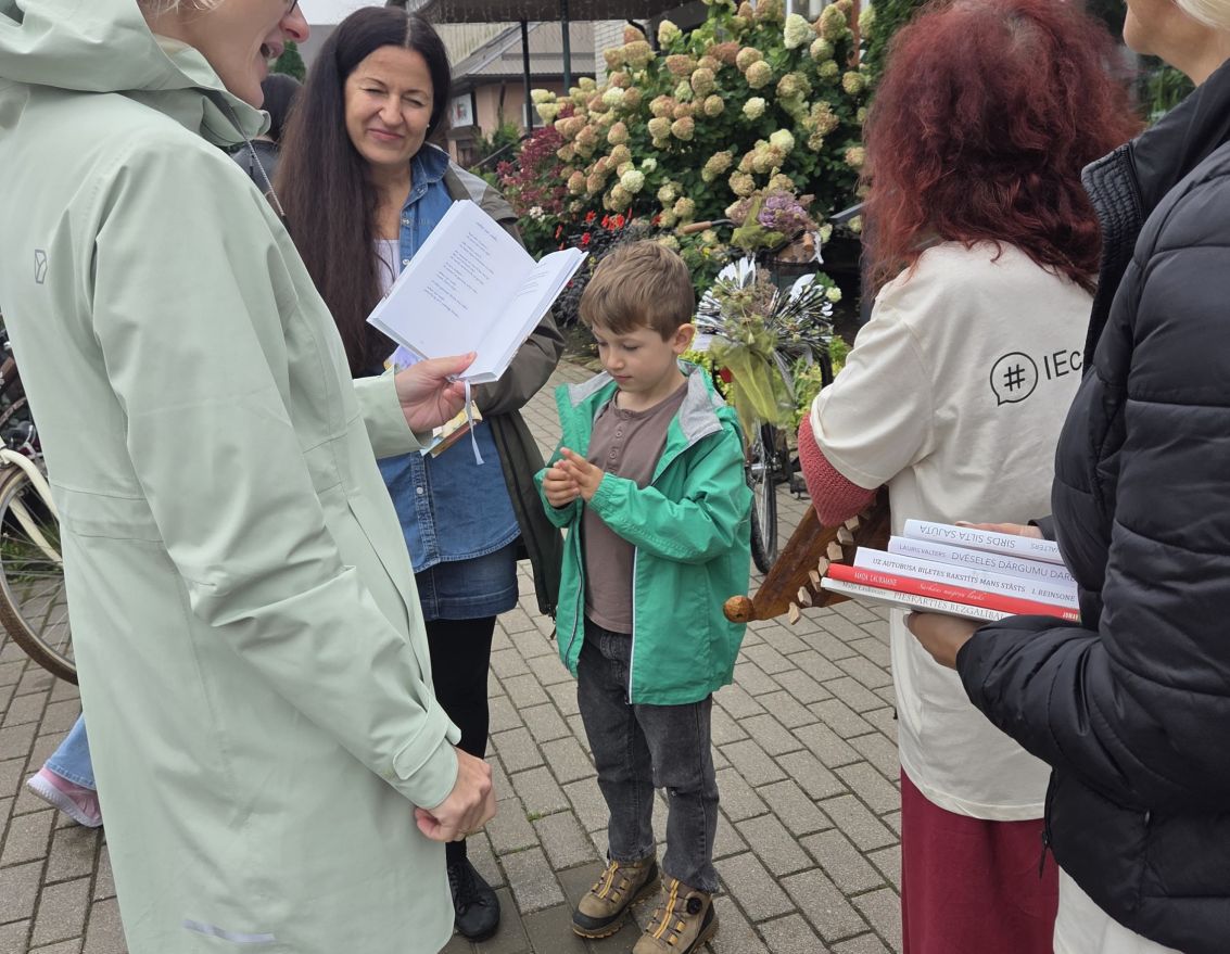 Dzejas dienu zibakcija Iecavas pilsētas ielās "VeloDzeja"
