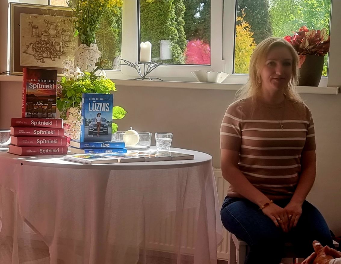 Tik&scaron;anās ar vietējo rakstnieci Andru Ru&scaron;mani-Vēju