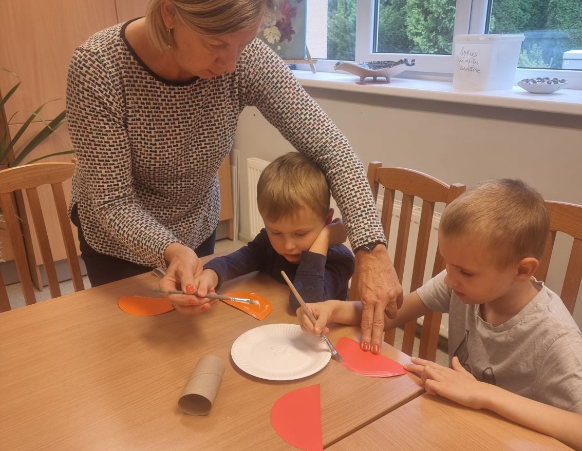 Bērni ietērpj Zorģu bibliotēku rudens rotā