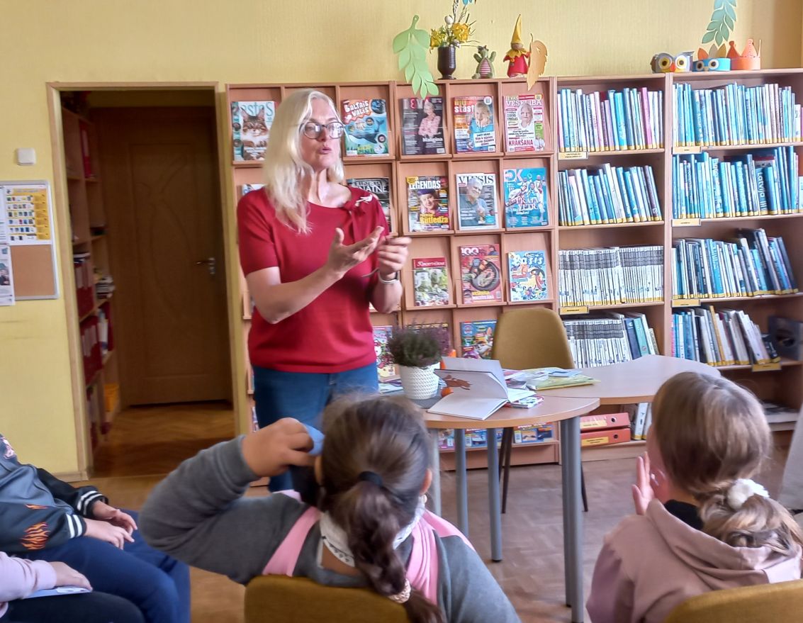 Aizvadīta tik&scaron;anās ar dzejnieci Ievu Samausku