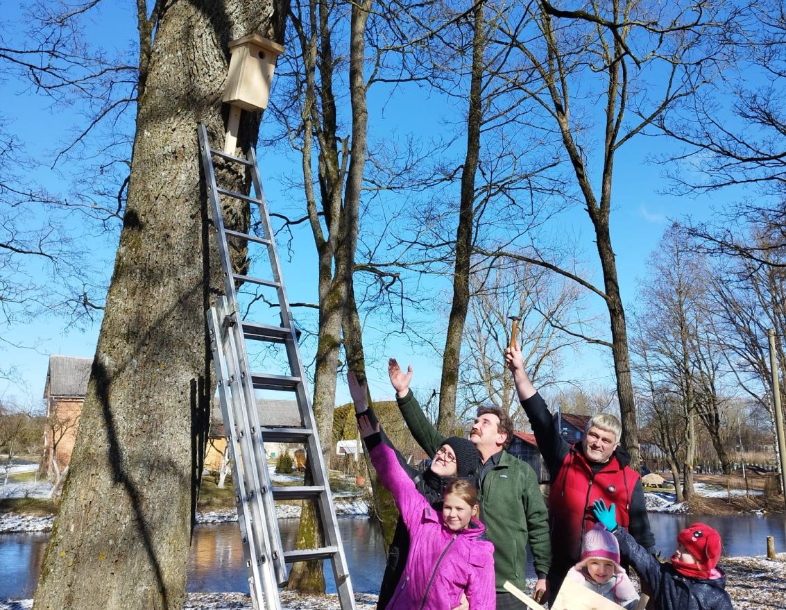 "Sagaidām mājas strazdus kopā ar Līdaku!" Putnu būru gatavo&scaron;ana strazdiem Ingmāra Līdakas vadībā