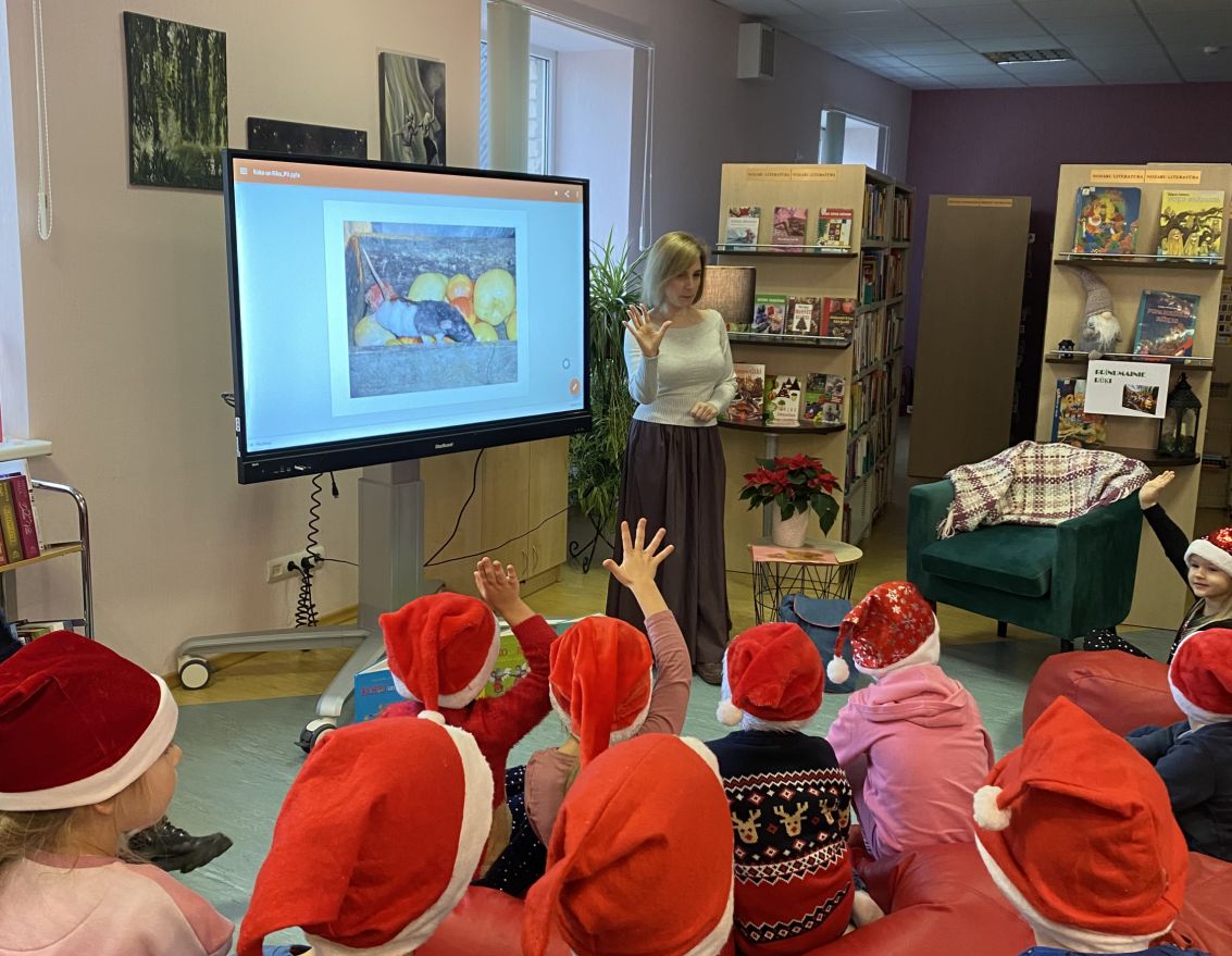 Codes bibliotēkā aizvadīta tik&scaron;anās ar rakstnieci un dzejnieci Eviju Gulbi