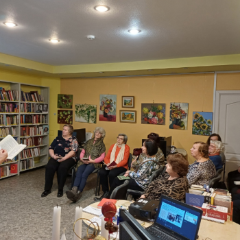 Daudzpusīgs, pamanāms un mainīgs