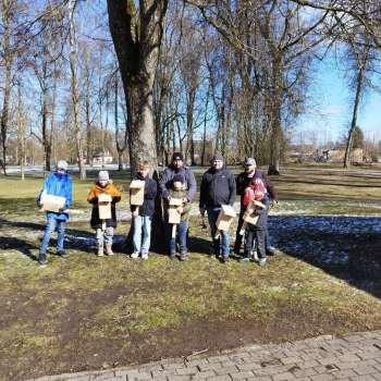 "Sagaidām mājas strazdus kopā ar Līdaku!" Putnu būru gatavo&scaron;ana strazdiem Ingmāra Līdakas vadībā