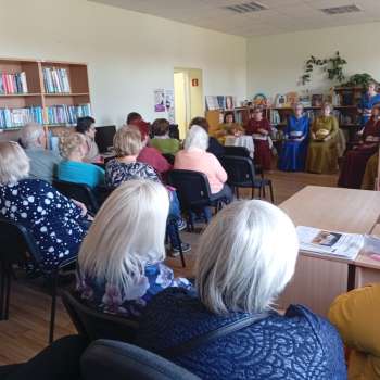 Valles amatierteātra "Briedī&scaron;i" izrāde Beibežu bibliotēkā