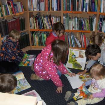 Bārbeles skolas "Saknes un spārni" bērnu dārza grupiņas ekskursijas bibliotēkā