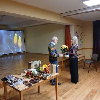 Par &scaron;amaņiem un tautu dziedniekiem dažādās pasaules valstīs