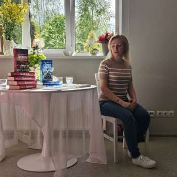 Tik&scaron;anās ar vietējo rakstnieci Andru Ru&scaron;mani-Vēju