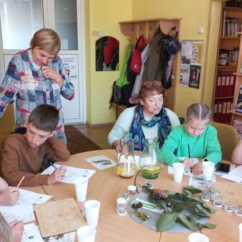 Lasītāji iepazīst meža kokus