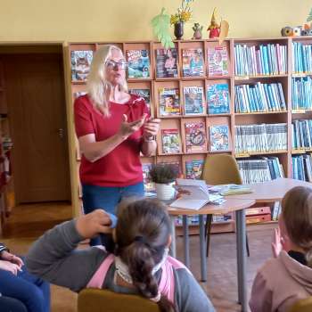 Aizvadīta tik&scaron;anās ar dzejnieci Ievu Samausku